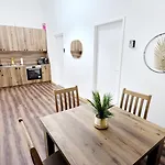 Spacious Rooms - 15 Min From Airport & City Center, 5 Min From Vienna Main-Bus Station Ez1