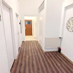 Spacious Rooms - 15 Min From Airport & City Center, 5 Min From Vienna Main-Bus Station Ez1