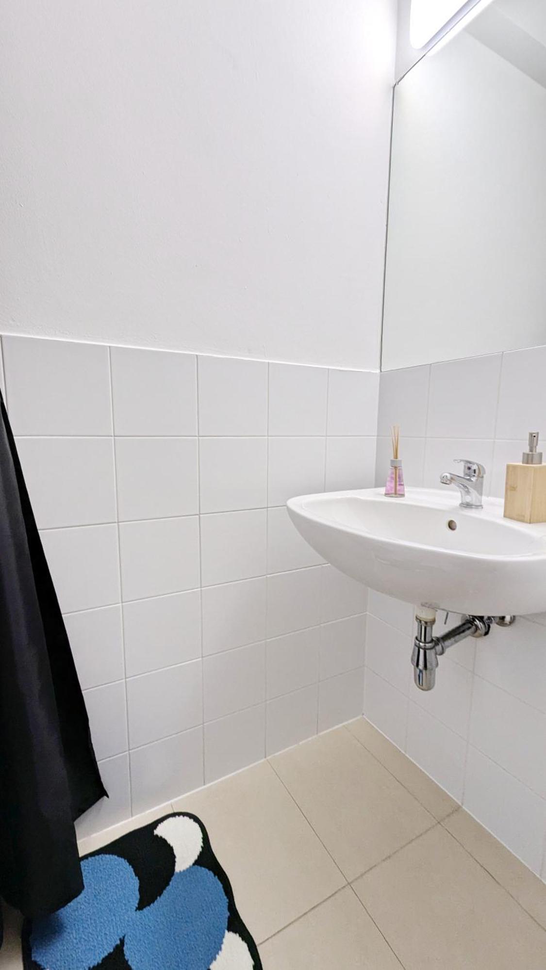 Spacious - 15 Min From Airport & Center, 5 Min From Main-bus Station Ez1 *