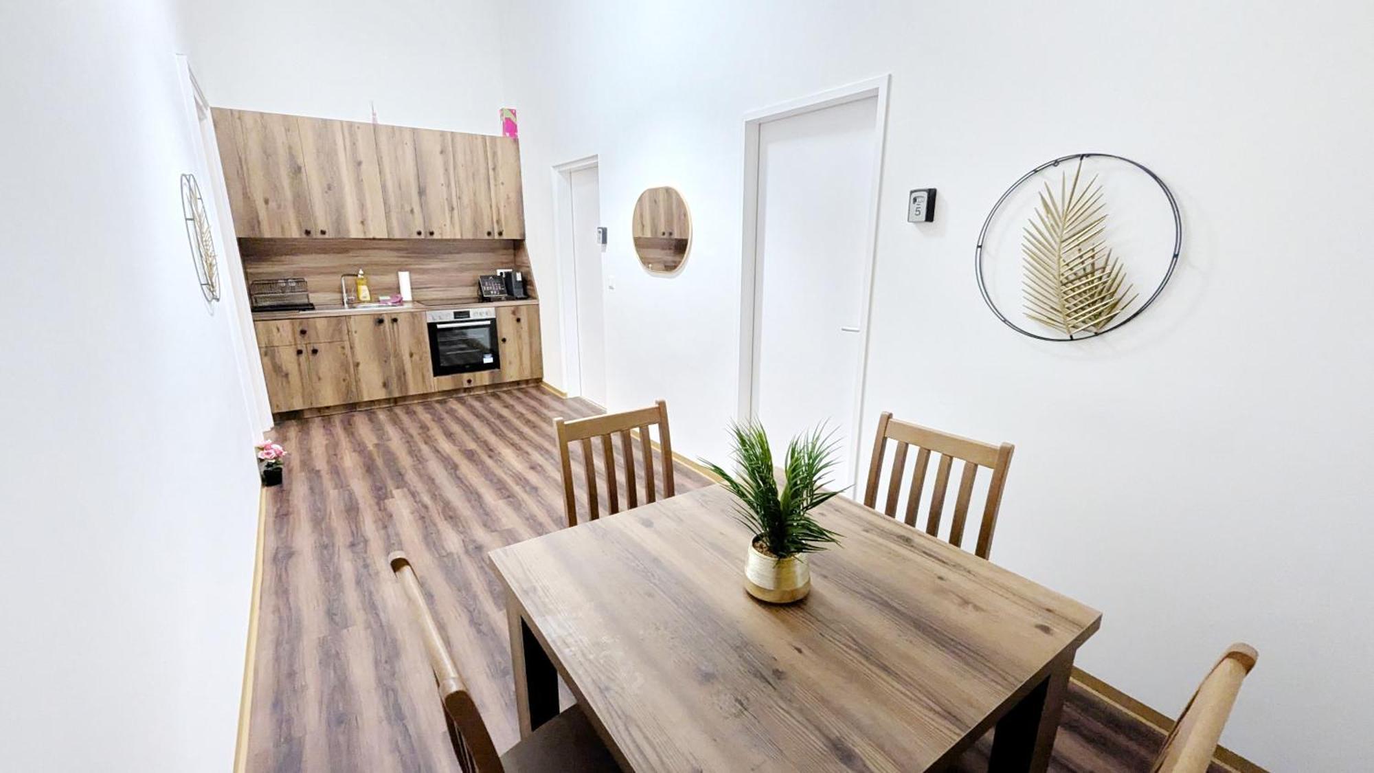 Spacious - 15 Min From Airport & Center, 5 Min From Main-bus Station Ez1 * Wien