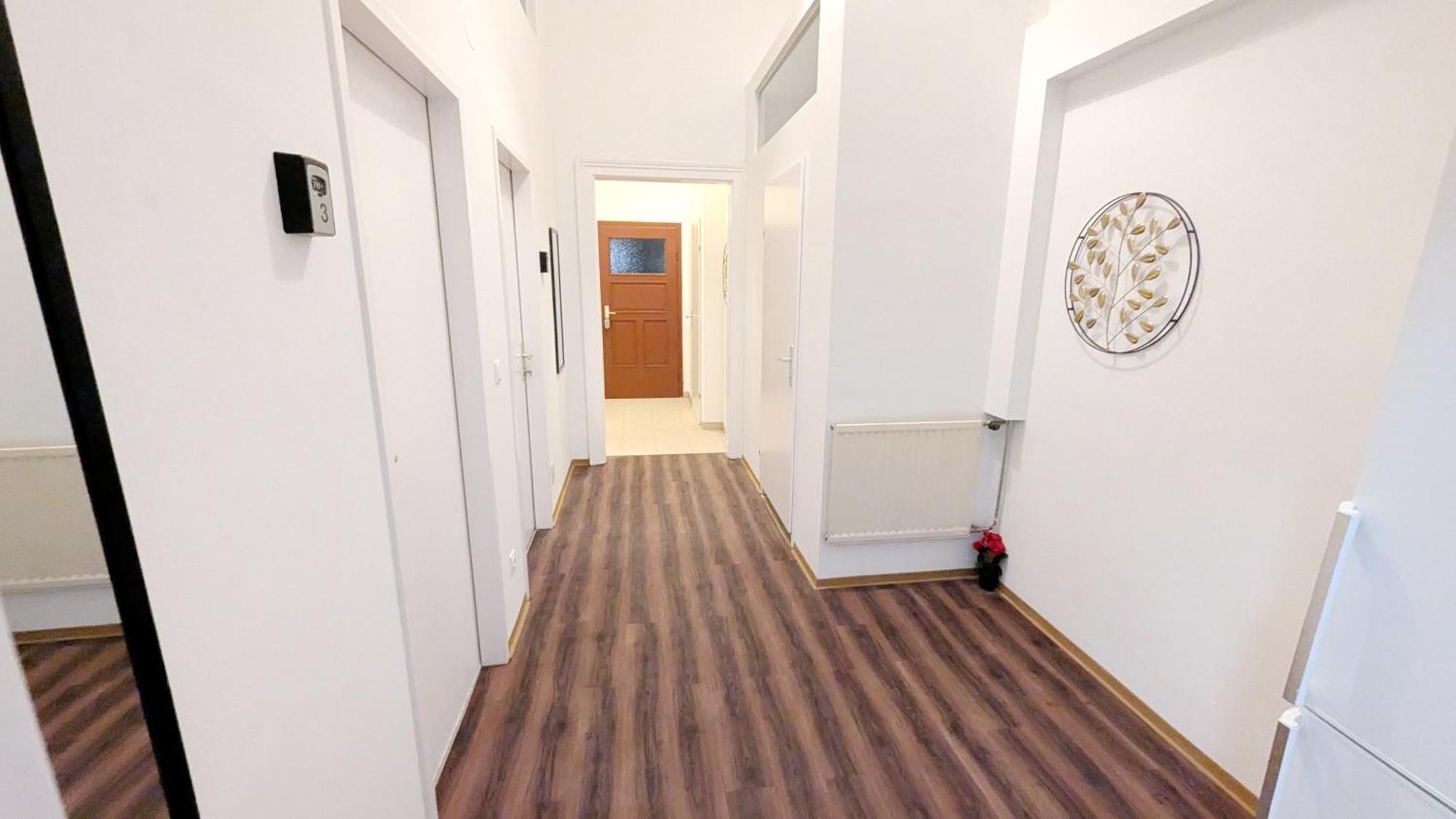 Spacious - 15 Min From Airport & Center, 5 Min From Main-bus Station Ez1
