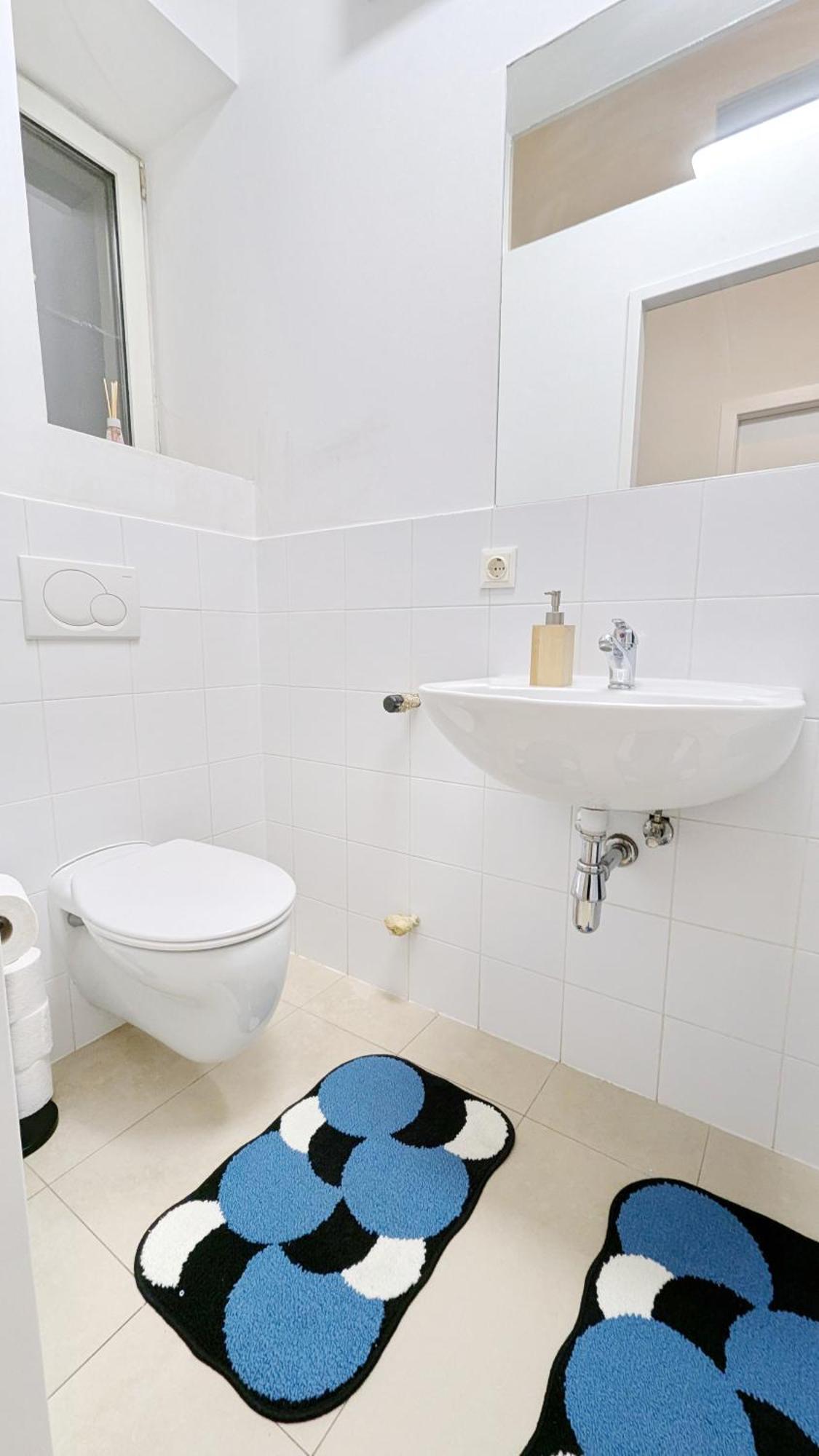 Homestay Spacious - 15 Min From Airport & Center, 5 Min From Main-bus Station Ez1