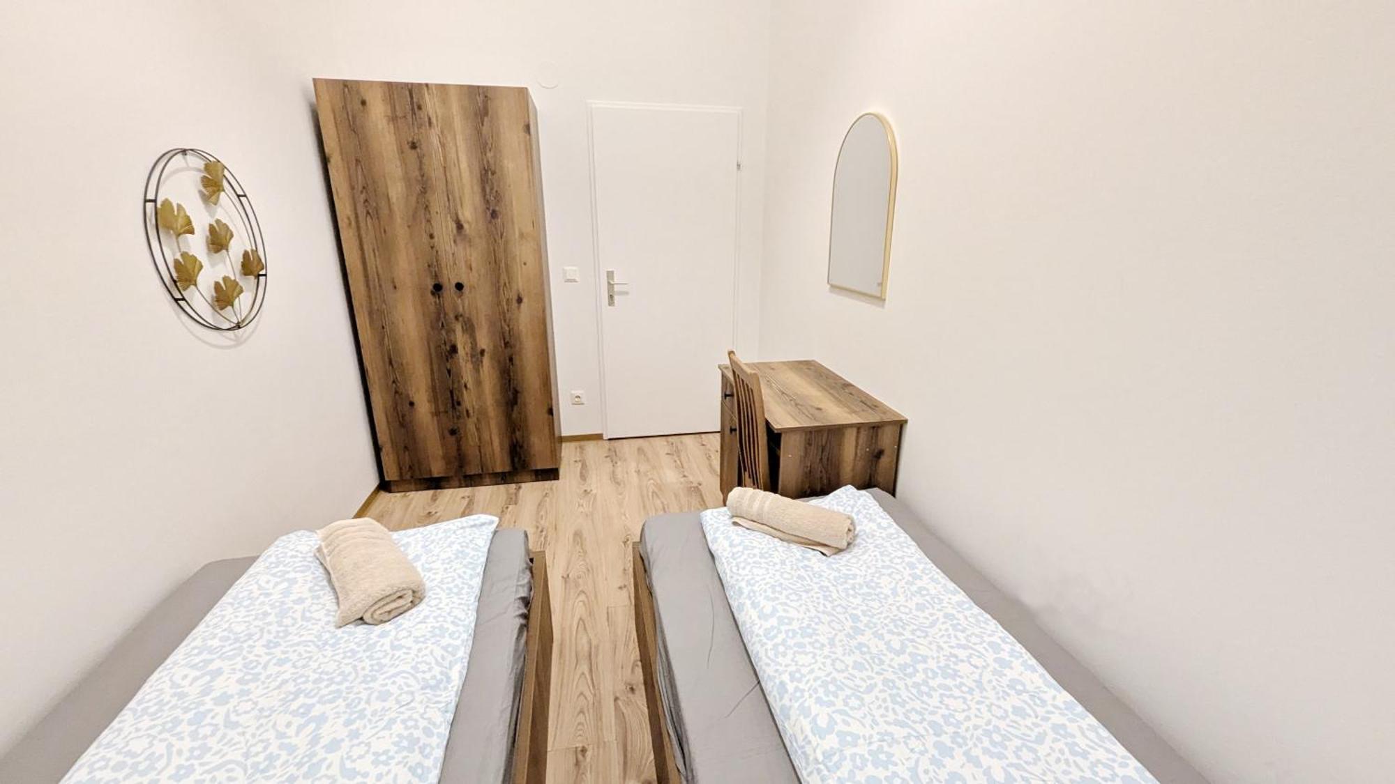 Spacious - 15 Min From Airport & Center, 5 Min From Main-bus Station Ez1 Privatunterkunft